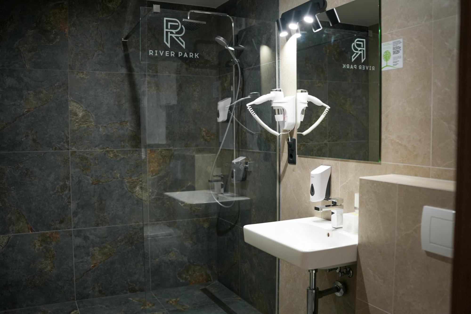 Optima Collection River Park Lutsʼk المظهر الخارجي الصورة